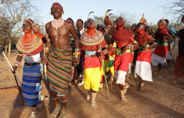 Kimliği belirsiz Samburu dansçılar