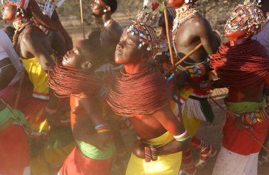 Kimliği belirsiz Samburu dansçılar