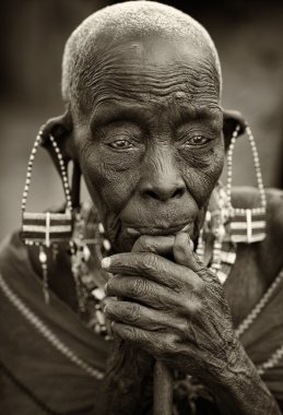 Loitoktok, Kenya yaşlı bir Masai kadın portresi.