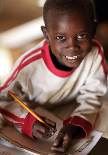 Studente maasai che frequenta una scuola primaria — Foto Stock