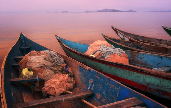 Pôr do sol cênico colorido com barcos de pesca — Fotografia de Stock