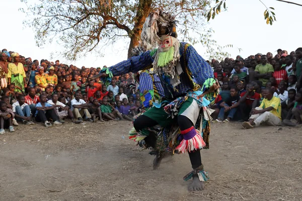Danseuse traditionnelle Nyau avec masque facial — Photo