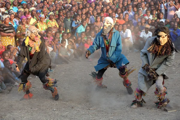 Traditional Nyau dancers with face masks — Stock fotografie