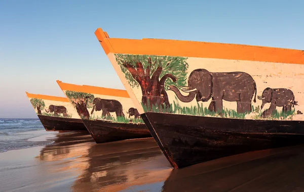Barcos de pesca coloridos, Lago Malawi Imagen De Stock
