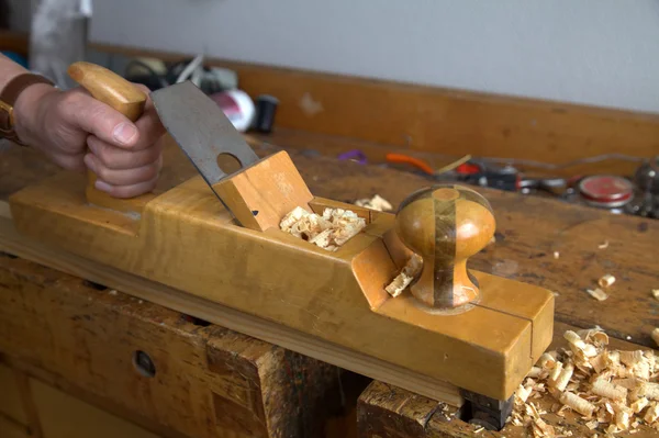 Tischler Hand hält Holzhandhobel — Stockfoto