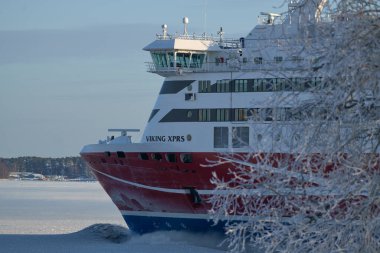 Helsinki, Finlandiya - 15 Ocak 2021: M / S Viking XPRS feribotu Tallinn 'den Helsinki' ye son derece soğuk kış koşullarında ulaşmaktadır..