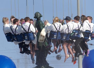 Helsinki, Finlandiya - 30 Nisan 2019: Aalto Üniversitesi Öğrenci Sendikaları Birliği bölüm üyeleri Helsinki 'nin merkezinde bulunan Havis Amanda heykeline geleneksel bahar temizliği yapıyorlar ve Finlandiya Mayday karnavalının en önemli olayı olarak gösteriyorlar..