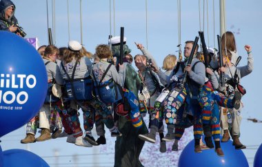 Helsinki, Finlandiya - 30 Nisan 2019: Aalto Üniversitesi Öğrenci Sendikaları Topluluğu üyeleri, Fin Mayıs arifesi karnavalının önemli bir parçası olarak Havis Amanda heykelinin üzerine öğrenci şapkası yerleştirdiler.