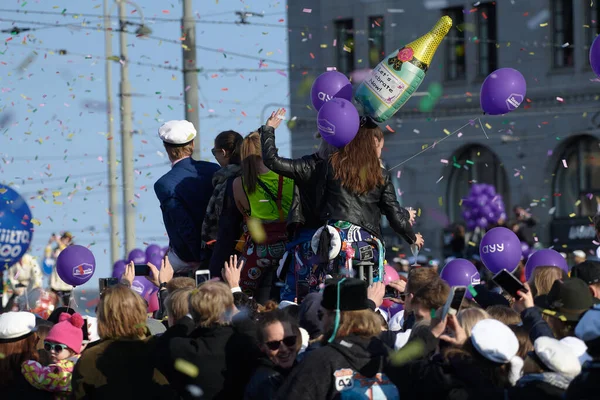 Helsinki Finlandia Kwietnia 2019 Ludzie Świętujący Umieszczenie Czapki Studenckiej Posągu — Zdjęcie stockowe