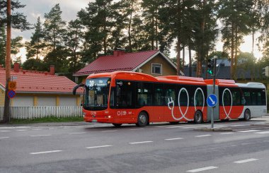 Helsinki, Finlandiya - 19 Ağustos 2021: Helsinki 'nin varoşlarındaki Pitajanmaki yolunda Nobina tarafından işletilen yeni HSL elektrikli otobüs. 