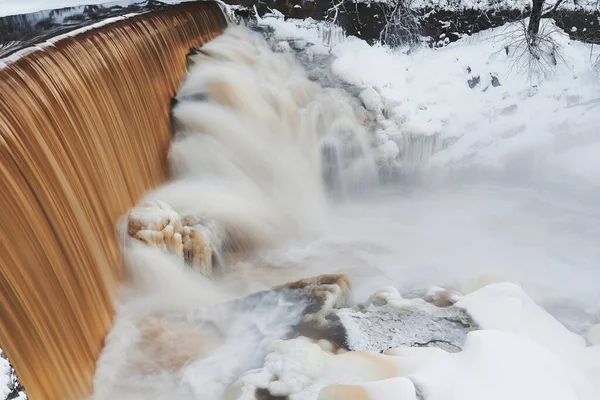 Agua Vierte Sobre Presa Las Rocas Heladas Desembocadura Del Río —  Fotos de Stock