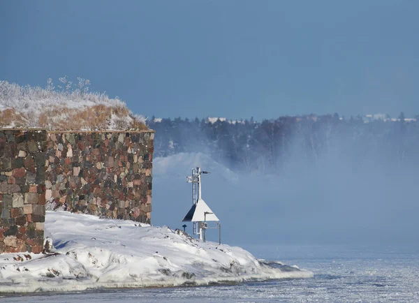 海霧と氷のバルト海と海上交通のための海レーン横標識 と非常に寒い冬の日にSuomenlinna要塞島の壁 スオメリンナ要塞島は1991年からユネスコの世界遺産に登録されています — ストック写真