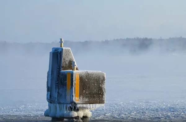 フィンランドのヘルシンキのバルト海による氷に覆われた係留用の汚染物質やドッキング柱 — ストック写真