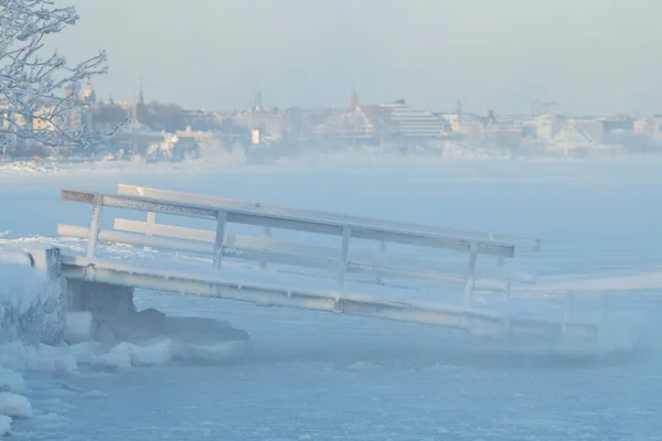 Muelle Carga Flotante Cubierto Hielo Con Mar Báltico Helado Helsinki — Foto de Stock