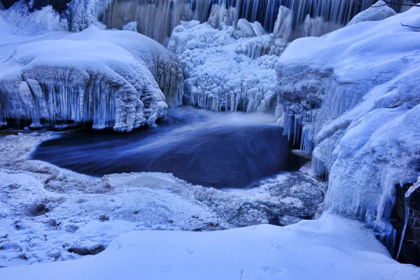 Chute d'eau gelée — Photo