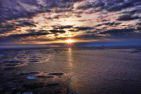 Zachód słońca na lodowatym Bałtyku — Zdjęcie stockowe