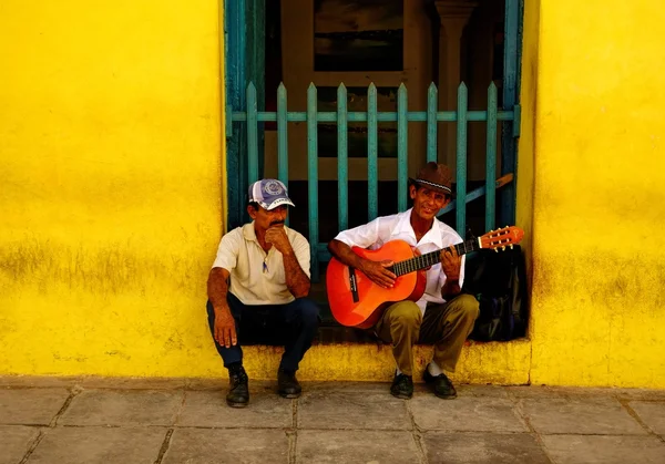 Busker e um homem nas ruas de Trinidad, Cuba, na véspera de Natal de 2013 . — Fotografia de Stock