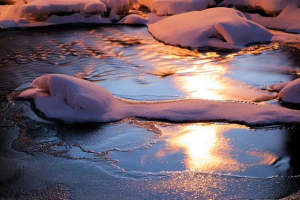 Serpente come figura di neve in mezzo al fiume ghiacciato — Foto Stock