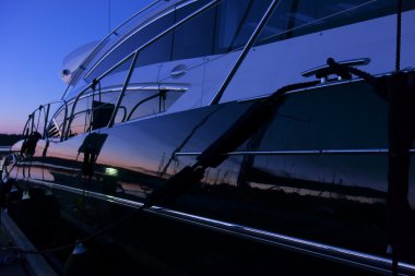 Marinada güneş battıktan sonra Finlandiya'da yat.