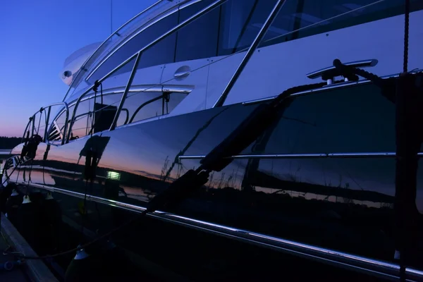 Wynajem jachtów w marinie po zachodzie słońca w Finlandii Obraz Stockowy
