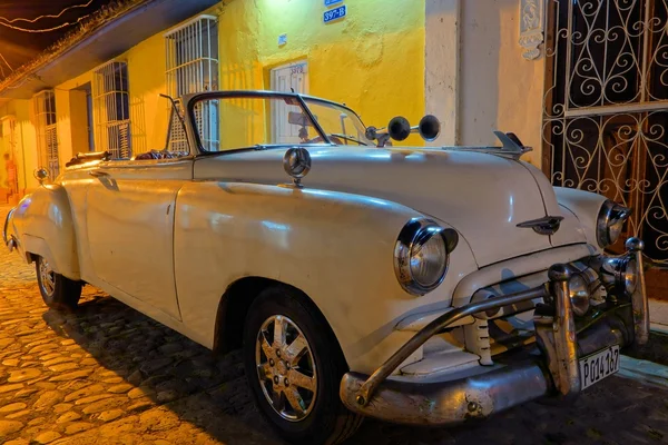 Amerikanisches klassisches Cabrio auf einer Kopfsteinpflasterstraße in Trinidad, Kuba — Stockfoto