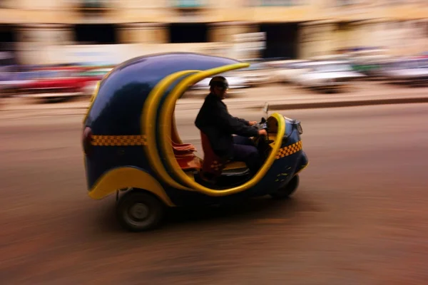 Cocotaxi nas ruas de Havana, Cuba — Fotografia de Stock