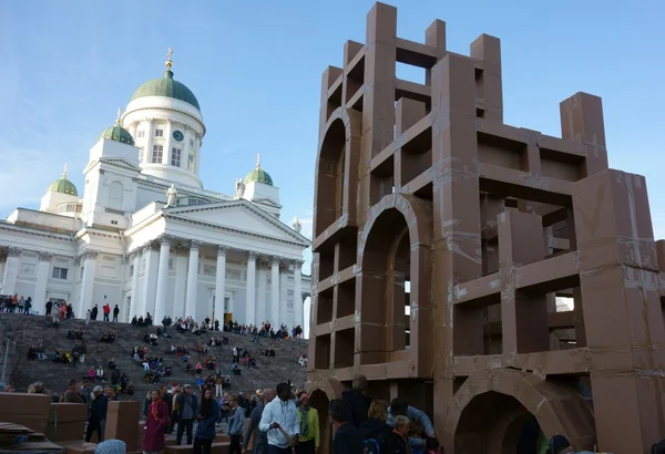芬兰赫尔辛基艺术节之夜, 人群建造纸板摩天大楼 — 图库照片
