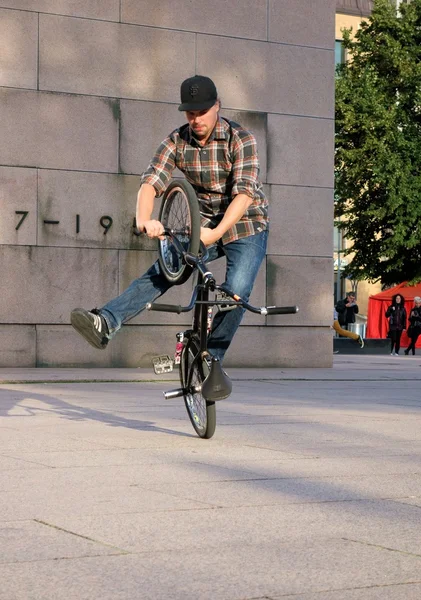 艺术节那天晚上在 Bmx 自行车展示技巧的骑手 图库照片