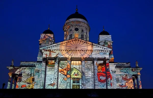 Projekcji wideo pojawienie się na zewnątrz katedry w Helsinkach na festiwalu Lux Helsinki 2013 Obraz Stockowy