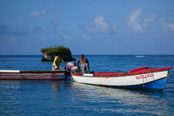 Dois pescadores jamaicanos no Mar do Caribe — Fotografia de Stock