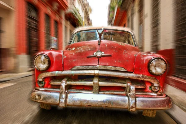 Klassieke Amerikaanse auto in de straten van oud Havana, Cuba Rechtenvrije Stockafbeeldingen
