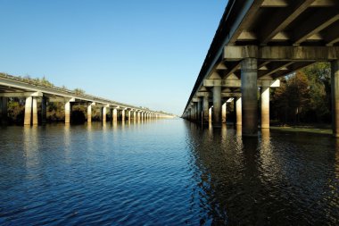 Atchafalaya Havzası Köprüsü ve Interstate 10 (I-10) karayolu üzerinde Louisiana bayou