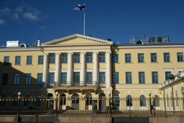 El Palacio Presidencial y sus guardias en Helsinki, Finlandia — Foto de Stock