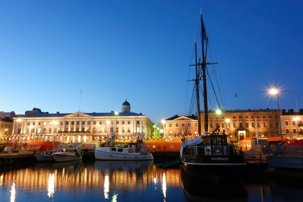 Vissersboten en een zeilen het schip op het marktplein van Helsinki op oktober avond — Stockfoto