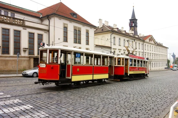 Исторический музейный трамвай на улицах Праги, Чехия — стоковое фото