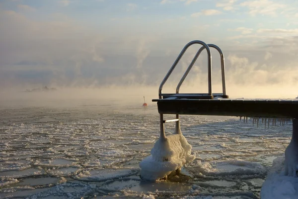 Jetty natação e bóia no mar Báltico congelamento em Helsinki, Finlândia — Fotografia de Stock