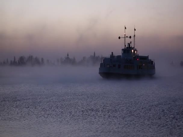 Suomelinna 渡轮到达集市在寒冷的冬天的早晨 — 图库视频影像