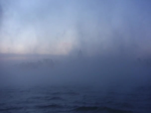 Llegando a la isla fortaleza de Suomenlinna en barco en la fría y brumosa mañana de invierno — Vídeo de stock