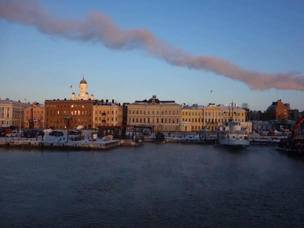 Arriving to Market Square by boat on cold and foggy winter morning — Stock Video