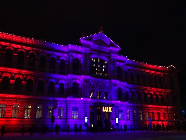 Pessoas assistindo Museu de Arte Ateneum multicolorido no festival Lux Helsinki — Vídeo de Stock