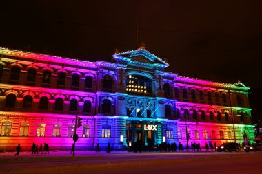 İnsanlar izlerken çok renkli Ateneum Sanat Müzesi'nde Lux Helsinki Festivali