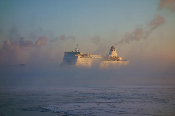 Traghetti che arrivano al porto di Helsinki in una fredda mattina d'inverno in mezzo al fumo del mare — Foto Stock