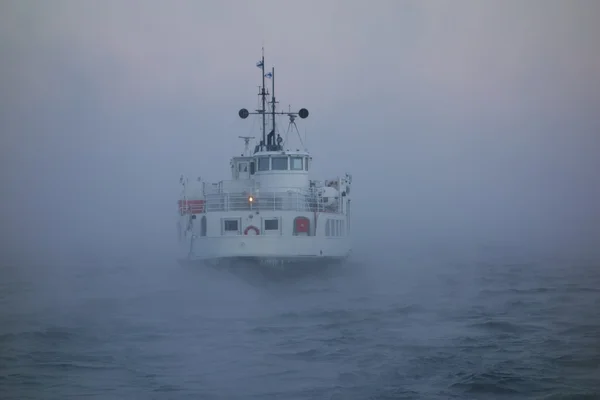 Veerboot in de Oostzee op bevriezing koud januari winterochtend Stockfoto