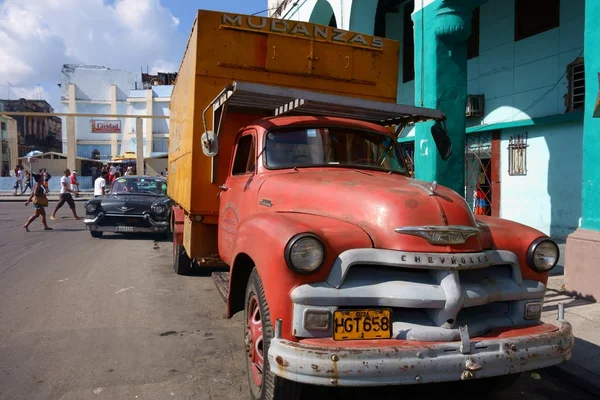 Klasyczny amerykański truck w ruchliwej ulicy w centrum miasta Hawana, Kuba. — Zdjęcie stockowe