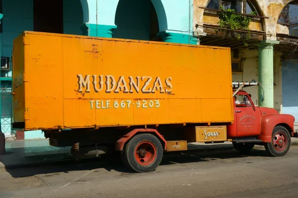 Klasszikus amerikai teherautó az utcán, a központ, a Havanna, Kuba. — Stock Fotó