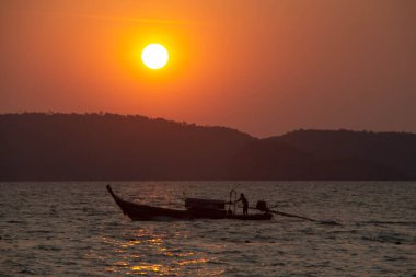 Dağın arkasında günbatımı