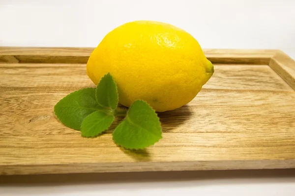 Gelbe frische Zitrone — Stockfoto