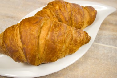 iki taze kruvasanlar