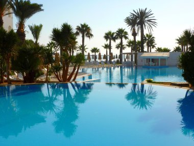 Havuz kenarında rahatla.