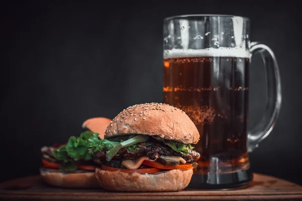 Hamburguesa y cerveza — Foto de Stock